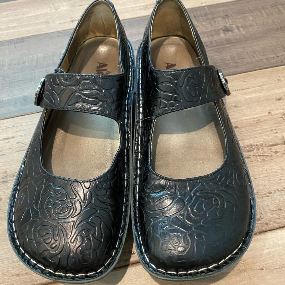 Super cute floral embossed Alegria shoes